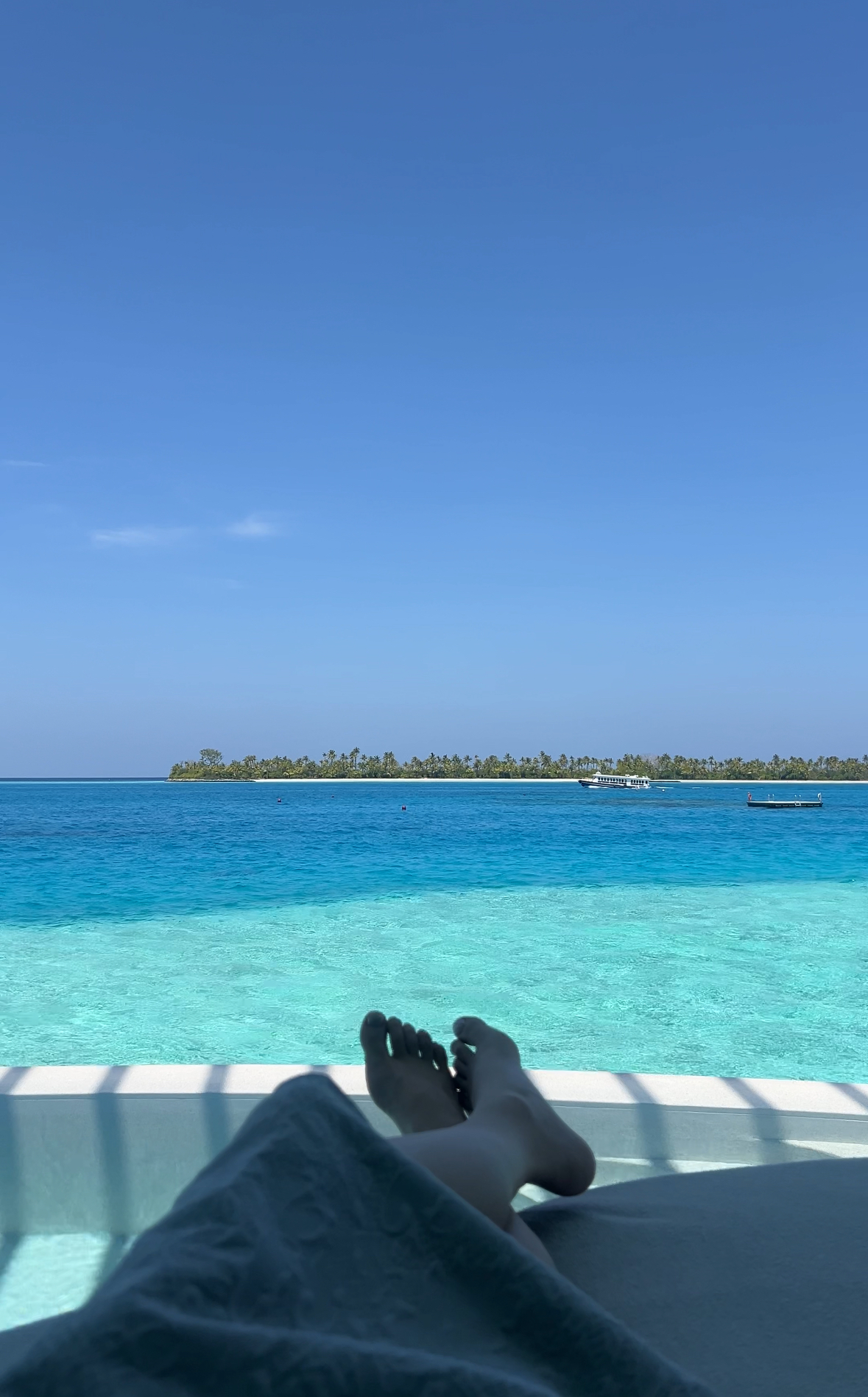 青い海を眺めるあまねの日常